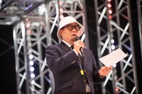 審判を務める“校長”ことマネージャー・藤井ユーイチ氏。