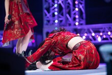 学校で上位の成績だったという長座体前屈を披露する仲村悠菜。