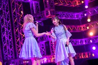 「アタリメ」を歌う中山莉子（左）と真山りか（右）。