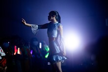 客席通路で歌う桜木心菜。