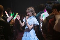 客席通路で声援に応える星名美怜。