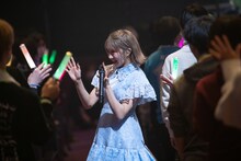 客席通路で声援に応える星名美怜。