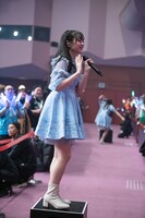 客席通路で歌う仲村悠菜。