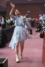 客席通路を駆ける安本彩花。