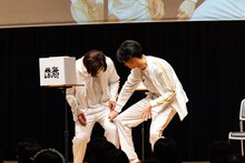 “親指消失マジック”で、船津稜雅の親指が小笠原海の足を伝って移動する様子。