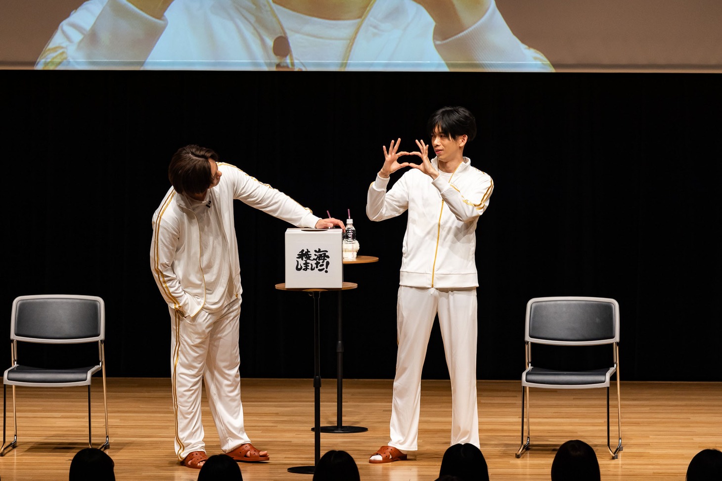 「これくらいの」と作った手の形が明太子のフォルムになってしまった船津稜雅（右）。