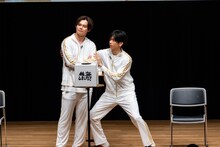 コメントを締めて退場しようとする小笠原海（左）と、海の動きを察知して退場を阻止する船津稜雅（右）。