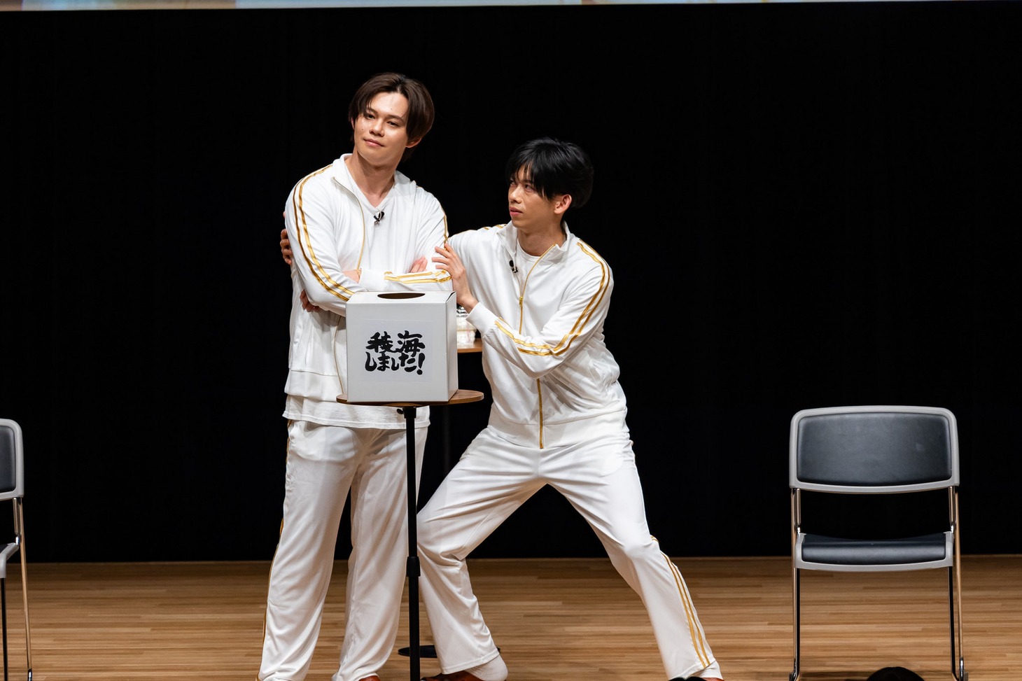 コメントを締めて退場しようとする小笠原海（左）と、海の動きを察知して退場を阻止する船津稜雅（右）。