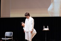 「意外とここらへんにいるかもしれない」と、腰から覗く背後霊をイメージしてみる船津稜雅（奥）。