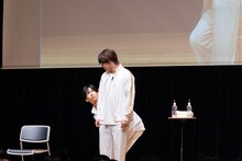 「意外とここらへんにいるかもしれない」と、腰から覗く背後霊をイメージしてみる船津稜雅（奥）。