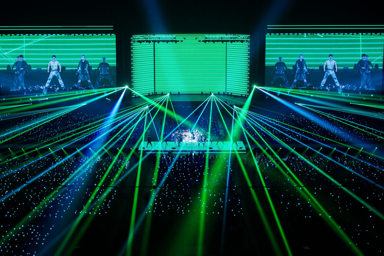 「SHINee WORLD VI [PERFECT ILLUMINATION] JAPAN FINAL LIVE in TOKYO DOME」の様子。（撮影：金谷龍之介［田中聖太郎写真事務所］）