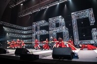 綱引き対決でも容赦しない高学年チーム（左）と引きずられる低学年チーム（右）。