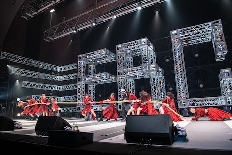 綱引き対決でも容赦しない高学年チーム(左)と引きずられる低学年チーム(右)。