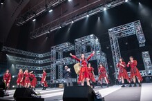 玉入れで対決するエビ中高学年＆低学年チーム。