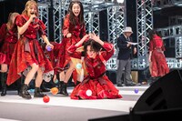 倒れ込んでカゴのボールを落としてしまう小林歌穂。