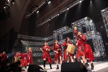 サインボールを客席に投げて玉入れの集計を行うエビ中。