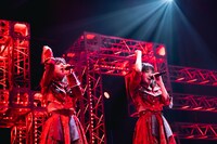 「中目黒の冬風…NAMIDA」を歌う仲村悠菜（左）と桜井えま（右）。