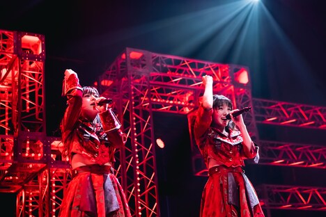 「中目黒の冬風…NAMIDA」を歌う仲村悠菜(左)と桜井えま(右)。