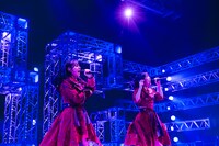 「中目黒の冬風…NAMIDA」を歌う仲村悠菜（左）と桜井えま（右）。