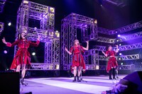 「神様の言うとおり」を歌う風見和香星名美怜、桜木心菜（左から）。