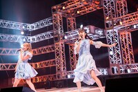 「アタリメ」を歌う中山莉子（左）と真山りか（右）。