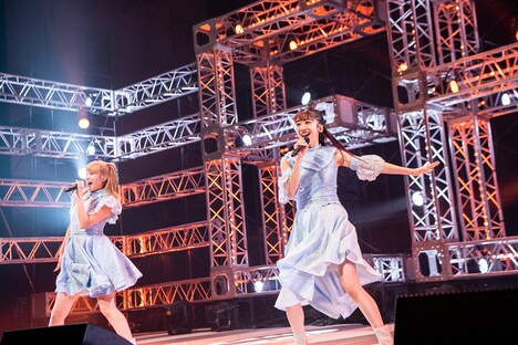 「アタリメ」を歌う中山莉子(左)と真山りか(右)。