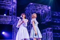 「アタリメ」を歌う真山りか（左）と中山莉子（右）。