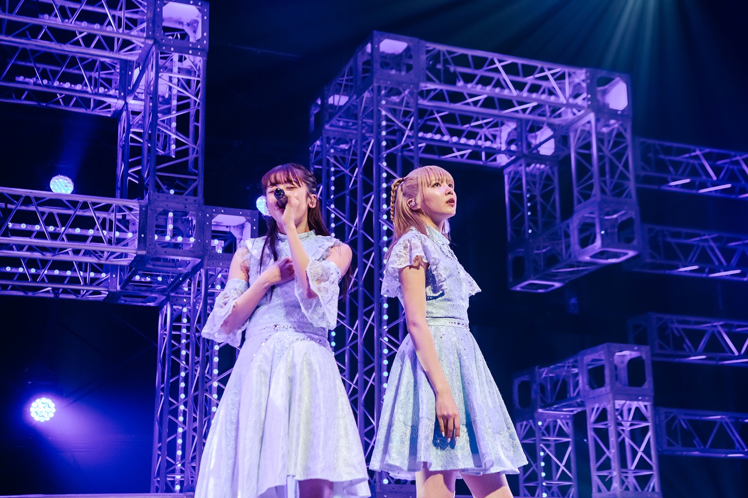 「アタリメ」を歌う真山りか（左）と中山莉子（右）。