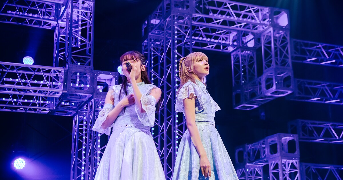 「アタリメ」を歌う真山りか（左）と中山莉子（右）。 [画像ギャラリー 61/95] - 音楽ナタリー