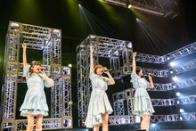 「たまげた恋のエルニーニョ」を歌う小久保柚乃、安本彩花、小林歌穂（左から）。