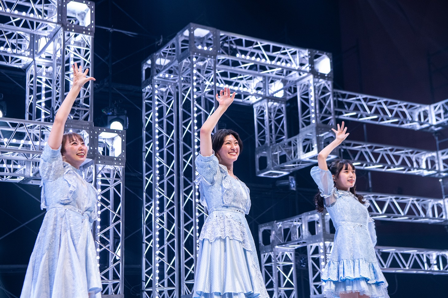 「たまげた恋のエルニーニョ」を歌う小久保柚乃、安本彩花、小林歌穂（左から）。