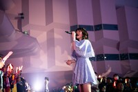 客席通路で歌う桜井えま。