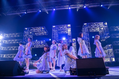 「CRYSTAL DROP」を初披露するエビ中。