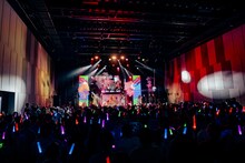 「沸き曲」を披露するTEAM SHACHI。（撮影：ヨシモリユウナ）