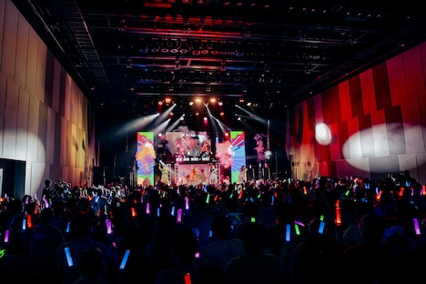 「沸き曲」を披露するTEAM SHACHI。（撮影：ヨシモリユウナ）