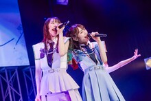 左から大黒柚姫、咲良菜緒。（撮影：ヨシモリユウナ）