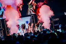 TEAM SHACHI「ライブハウスツアー2023-2024 WINTER～ライブスペクタクル！命短し、沸かせよ乙女～」東京公演の様子。（撮影：ヨシモリユウナ）