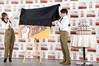 「からだすこやか茶Ｗ＋｣新キャンペーン発表会の様子。