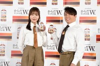 「からだすこやか茶Ｗ＋｣新キャンペーン発表会の様子。