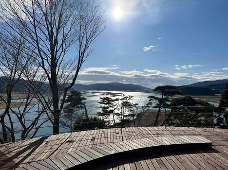 青島テラス。奥に見えるのは北上川。