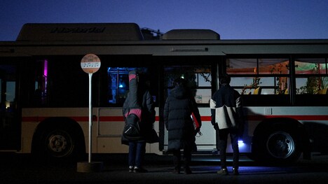 不思議なバスに乗り込むCHO CO PA CO CHO CO QUIN QUIN。（写真提供：NHK）