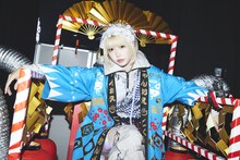 神輿に乗って現れたano。（撮影：鳥居洋介）