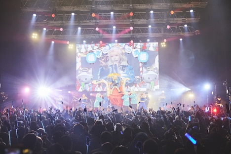 「猫吐極楽音頭」のパフォーマンスの様子。（撮影：鳥居洋介）