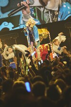 客席の柵に上って歌うano。（撮影：鳥居洋介）