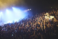 ブルーチーズを模したビーチフロートに乗って観客の上を進むano。（撮影：鳥居洋介）