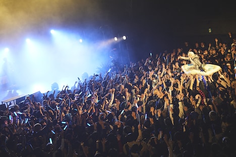 ブルーチーズを模したビーチフロートに乗って観客の上を進むano。（撮影：鳥居洋介）