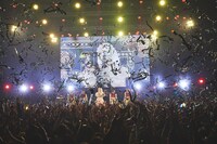 「ちゅ、多様性。」がスタートし、フロアに発射される銀テープ。（撮影：鳥居洋介）