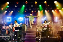 階段上から登場する堂島孝平。（Photo by KEIKO TANABE）