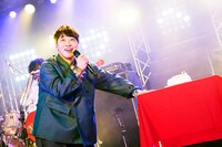 早すぎるバースデーケーキの登場に困惑する堂島孝平。（Photo by KEIKO TANABE）