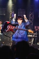 花道の先端から登場するギター。（Photo by KEIKO TANABE）